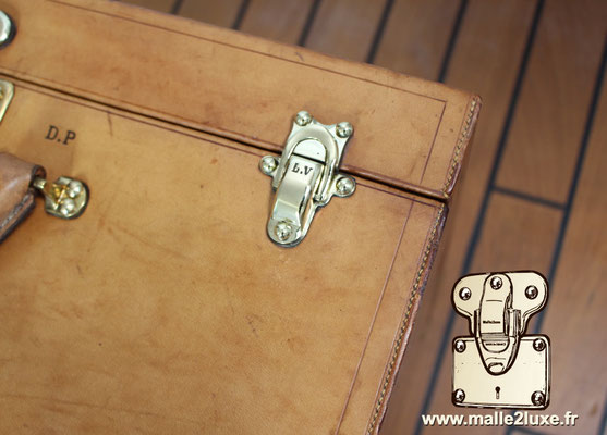 Fermoirs latéraux – Fermoirs en laiton massif, alliant sécurité et élégance.