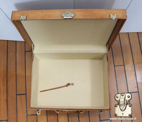 Vue intérieure ouverte – Large espace intérieur, idéal pour collection ou décoration.