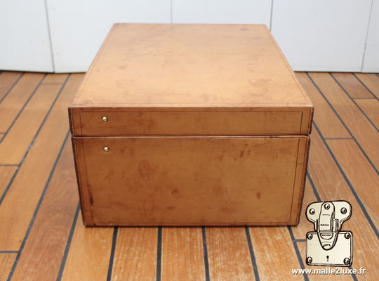 Profil gauche – Ligne sobre et raffinée, soulignant la finesse du travail artisanal.