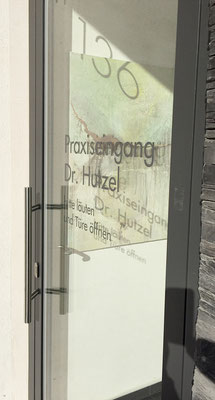 Eingang an der Bühl zur Praxis Dr. Liselotte Hutzel