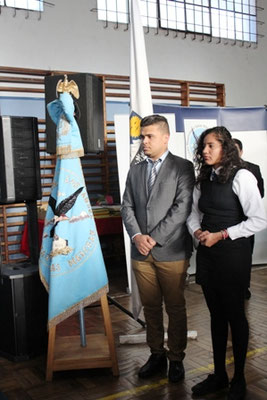 Profesor Manuel Mosquera y alumna de tercero medio Yaneris Alacá 3º Medio A