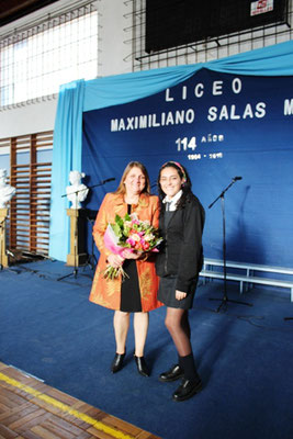 C. de Alumnos saluda a Directora por 114º aniversario del Liceo Max Salas