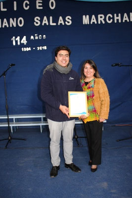 Sra. Carmen Gloria Gómez, encargada Convivencia Escolar junto a Redes liceanas sr. Andrés García SENDA