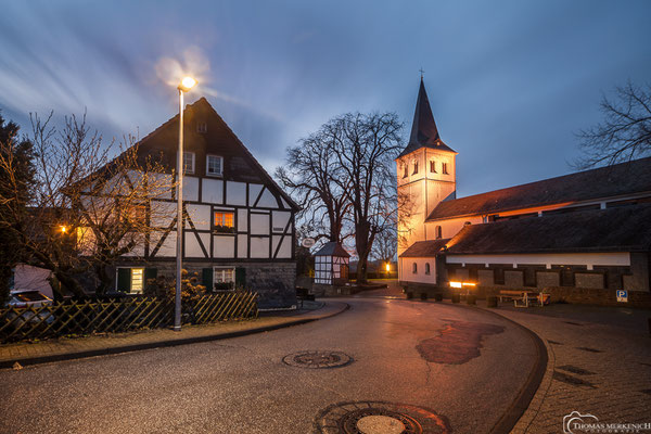 Gasthaus am Alten Fronhof und die Kirche St. Antonius Abbas, Herkenrath