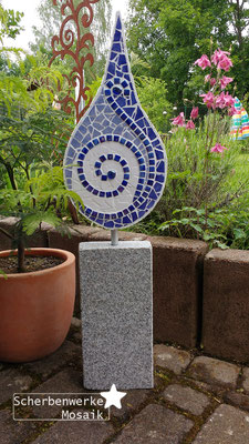 Mosaik-Stele auf Granit blau/weiß