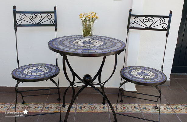 Mosaiktisch in blau Dorchmesser 60cm mit Stühlen