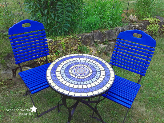 Mosaiktisch (60cm) mit blauen Holzstühlen