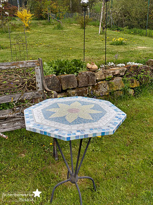 Mosaik-Tisch (60 cm) mit Blumendekor