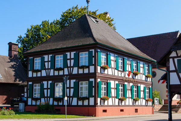 Das schöne Rathaus steht im Kern der Ortschaft und liegt teilweise unter Denkmalschutz.