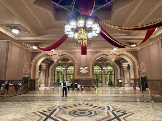 Mit 114 Kuppeln, 1002 Kristallleuchtern und weitläufigen Fluren, vergoldetem Interieur und 200 Brunnen ist es eines der Wahrzeichen Abu Dhabis.