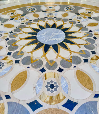 Geometrische Ornamente zieren die Böden, der Stern besitzt in der arabischen Welt große Bedeutung.