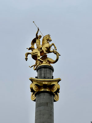 Ursprünglich der Leninplatz mit dessen Skulptur in seiner Mitte, wurde diese 1989 entfernt und durch die vergoldete Statue des Heiligen Georgs ersetzt.  