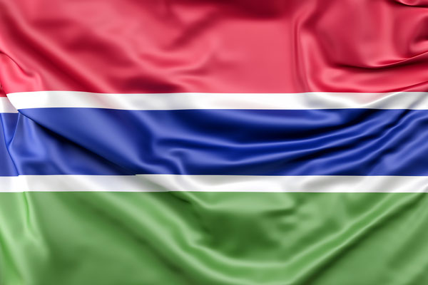Gambia liegt in Westafrika, grenzt an den Atlantischen Ozean und ist umgeben vom Senegal. Es ist mit einer Gesamtfläche von 11.000 qkm der kleinste Staat des afrikanischen Festlandes, gerade mal halb so groß wie Schleswig-Holstein.
