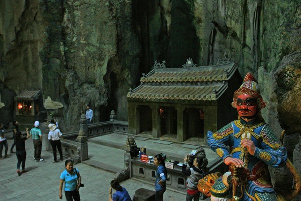 Die berühmteste ist die Grotte Huyen Khong mit buddhistischer Wächterfigur
