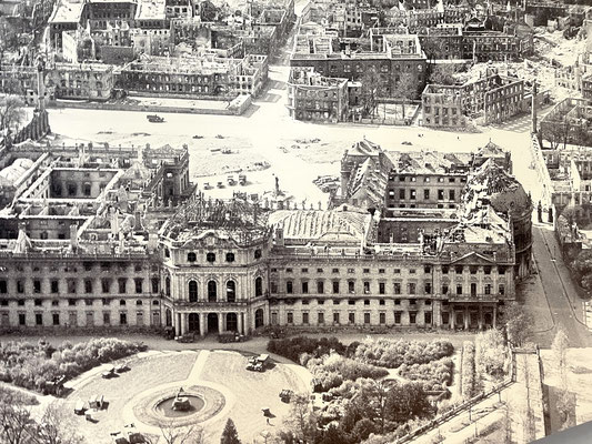  Die Residenz brennt bei einem verheerenden Luftangriff am 16. März 1945 fast völlig aus. Nur wenige Abteilungen sind erhalten geblieben. Viele Kunstschätze wurden jedoch rechtzeitig ausgelagert.