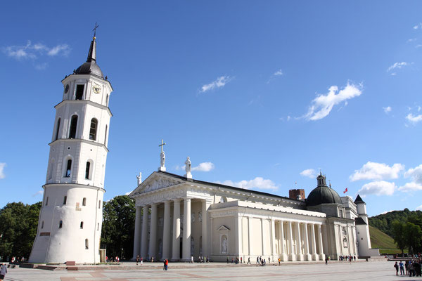 Stanislaus-Kathedrale von 1387 mit einer Fassade, die ein wenig an einen antiken Tempel erinnert. Der benachbarte Glockenturm war früher Festungsturm der Burganlage aus dem 13. Jhdt.
