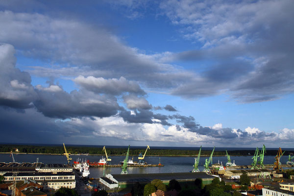 Klaipedas Hafen mit Blick auf die Kurische Nehrung. Aus dem früheren gemütlichen Städtchen ist mittlerweile eine moderne, große Hafenstadt geworden, Litauens "Tor zur Welt"