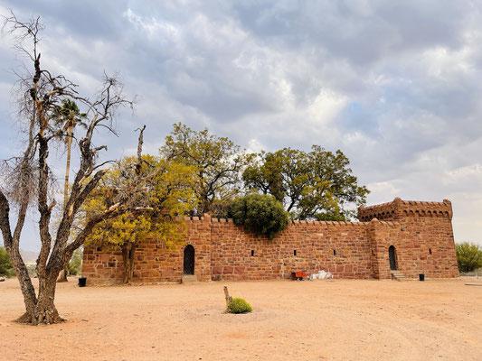 Duwisib Castle wirkt wie eine mittelalterliche Burg inmitten der bergigen Wüste. Gebaut 1909 von einem deutschen Schutztruppenoffizier sollte es Sicherheit vor Eindringlingen bieten. Heute ist es namibischer Staatsbesitz.