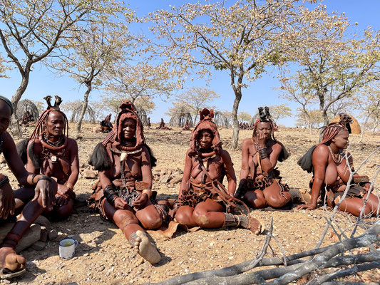 In den traditionellen Dörfern der Himbas hat sich das Leben seit Jahrzehnten kaum verändert. Traditionell sind sie noch immer in Lendenschurz gekleidet und leben in ihren Runddörfern tief im Busch.
