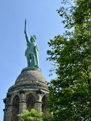 So wurde Germanien nicht romanisiert. Beim Versuch Arminius, seine hervorgehobene Stellung in Germanien auszubauen, wurde er im Jahr 21 n. Chr. von seinen eigenen Verwandten ermordet.