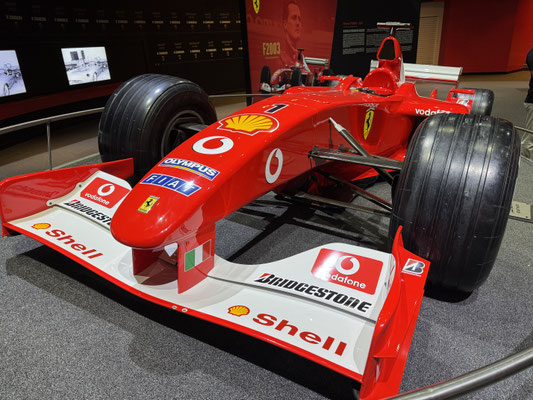 Eine Hommage an Michael Schumacher ist die Präsentation seines Dienstwagens und einer Dokumentation über sein Wirken bei Ferrari