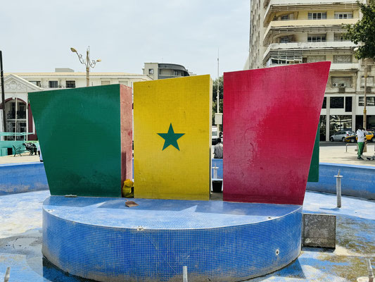 Die Republik Senegal liegt an der westlichen Spitze Kontinentalafrikas. Mit heute ca. 17 Mio. Einwohnern erreichte das Land 1960 seine Unabhängigkeit von Frankreich.