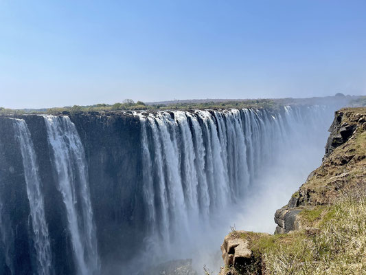  Sie bilden eine natürliche Grenze zwischen Simbabwe und Sambia. Auf einer Breite von fast zwei Kilometern stürzt der gewaltige Sambesi Fluss 108 Meter in die Tiefe.