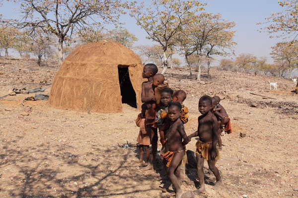 Die Ovahimba gelten als letztes halbnomadisches Volk Namibias. Die Männer sind oft wochenlang unterwegs zu den Weidegründen für die Ziegenherden, überhaupt gelten die Ovahimba als selbstgenügsame, isolierte aber erfolgreiche Hirten.
