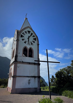 Die kleine Kirche Capelinha Nossa Senhora da Fatima ist einzigartig, besteht sie doch nur aus dem Glockenturm, der allein auf einem Hügel steht