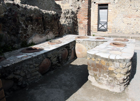 Im Thermopolium wurden Getränke und warme Speisen serviert, die in großen Krügen aufbewahrt wurden.