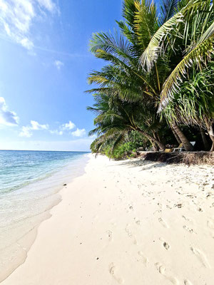 Ukulhas kann mit einem großen sauberen Sandstrand im Süden der Insel überzeugen. Dieser ist speziell für Touristen gedacht. Bei Windstille ist das Meer schon fast spiegelglatt und eignet sich auch für kleine Kinder