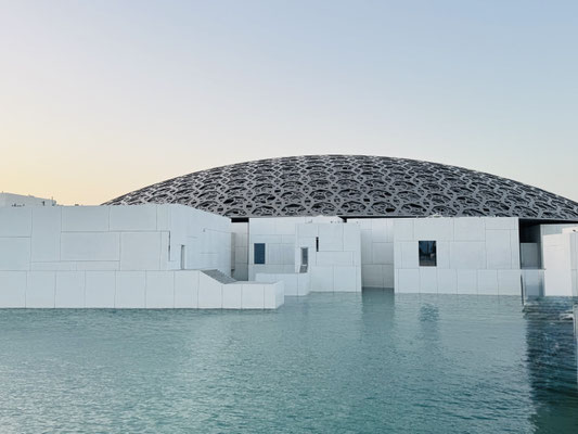 Der 2017 eröffnete Louvre Abu Dhabi ist das erste Museum seiner Art in der Region und mit einer faszinierenden Architektur.