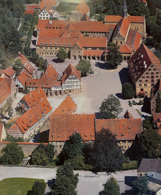Die ab 1147 errichtete ehemalige Zisterzienserabtei liegt eingebettet in die sanfte Hügellandschaft des Strombergs. Der mittelalterliche Mauerring umschließt ein imposantes Ensemble unterschiedlichster Bauwerke.