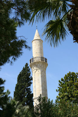 Vom Innenhof ein schöner Blick auf die bedeutenste Moschee der Stadt am Rande des Türkenviertels.