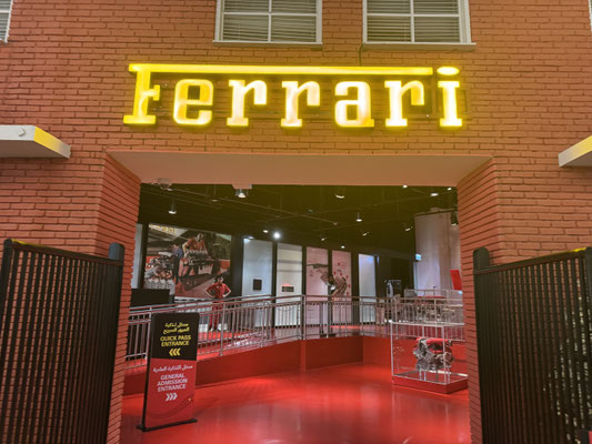 Innerhalb eines originalgetreuen Nachbaus der Altstadt von Maranello, dem Firmensitz von Ferrari mit dem Eingang zur Fabrik, fährt eine kleine Bahn durch das "Werksgelände" und lässt den Besucher die Schaffung eines der automobilen Kunstwerke miterleben. 