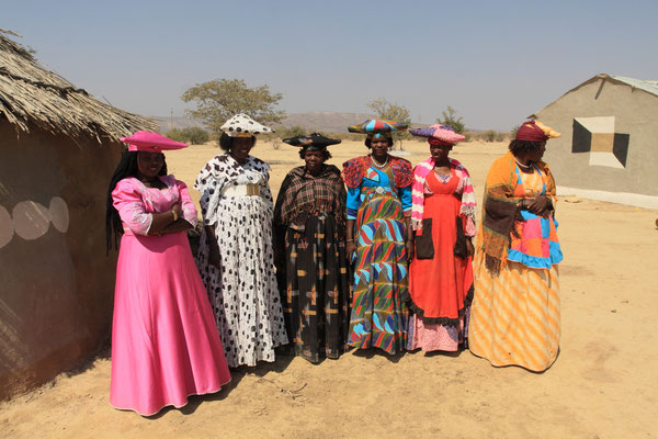 Als letzte Volksgruppe besuchten wir die Hereros, die ebenfalls in der Nähe von Opuwo in Kaokoveld, beheimatet sind. Opuwo ist übrigens die einzige Stadt, die sich im Kaokoveld befindet, in der sich die traditionelle Lebensweise der Herero erhalten hat.