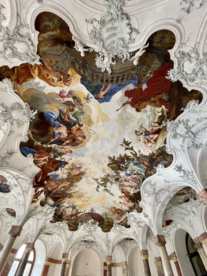 Das rund 600 Quadratmeter messende Gemälde schließt sich mit dem antiken Götterhimmel im Zentrum zu einem Ganzen zusammen.