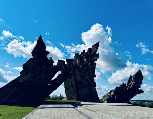 Hauptsehenswürdigkeit der Stadt ist jedoch das Fort 9, in dem die Nationalsozialisten 30.000 Juden ermordet haben. Das große Gedenkmonument am Eingang soll daran erinnern.