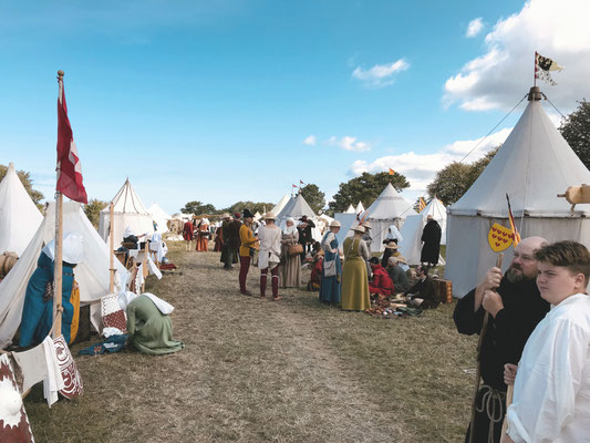 Einmal im Jahr feiert Visby die Mittelalterwoche und die Geschichte wird wieder lebendig. Dann füllt sich die kleine Stadt mit Mönchen, Kaufleuten und Rittern.