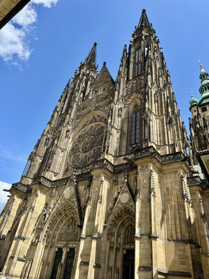 Weithin sichtbar erhebt sich auf dem Burgberg die gotische Kathedrale des heiligen Veith. Als Basis diente eine heidnische Kultstätte, als 1344 mit dem Bau begonnen wurde.