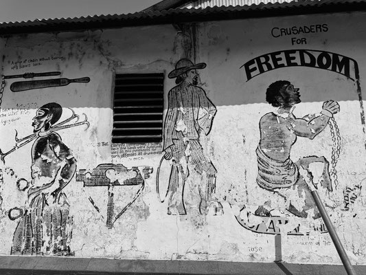 der Schrei nach Freiheit, Graffiti am Sklavenhaus, in dem die Sklaven damals “gehalten” wurde, bevor sie verkauft und verschifft wurden. 