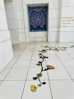 Die Blumenranken verstehen sich für die Verbundenheit der verschiedenen Glaubensrichtungen des Islam.