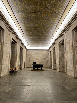 Im Inneren des Tribünengebäudes kann man die für die NS-Bauten typischen gigantischen Stil und Ausgestaltung mit Marmor erkennen. 