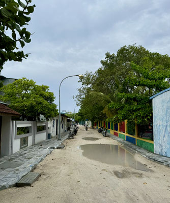 An der Hauptstraße findet man mehrere kleine Supermärkte, in denen man sich mit dem nötigsten versorgen kann, Getränke, Essen, frische Früchte und Souvenirs.