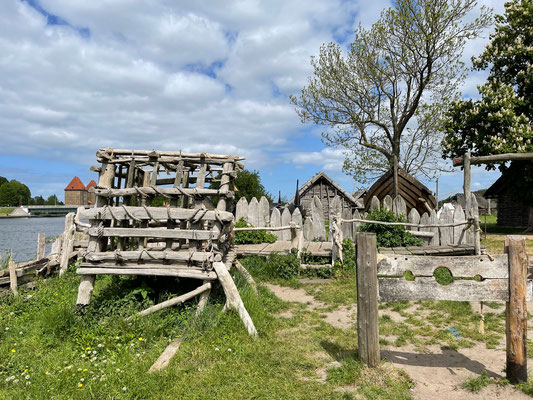 Es gab sogar einen Platz für die Gerichtsbarkeit, an dem die Urteile sogleich vollstreckt wurden. Im 11. Jhdt. wandelte sich die einst blühende Handelsstadt in ein slawisch besetztes Seeräubernest, was schließlich zum Untergang Wollins führte.