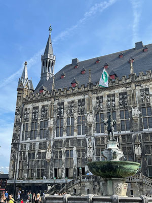 Das gotische Aachener Rathaus ist neben dem Dom das markanteste Bauwerk im historischen Stadtkern von Aachen.  Aus der Zeit Karls des Großen und auf den Grundmauern eines karolingischen Palastbaus  im 14. Jhdt. errichtet.