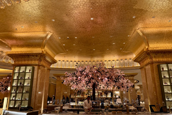Auch wer nicht in einem der luxuriösen Zimmer wohnt oder in einem der Restaurants speist, kann das Hotel problemlos besuchen und dieses architektonische Meisterwerk bestaunen.