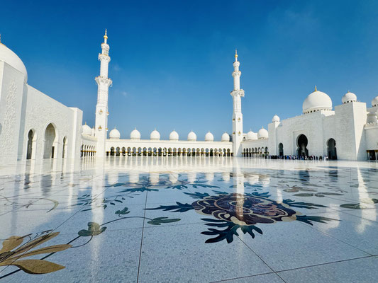 Jedes der vier 106 m hohen Minarette ist in seinen Formen angelehnt an diese verschiedenen Baustile. Fein gearbeitete Blumenmuster schmücken den Marmorboden des 17.400 qm großen Innenhofs, der Platz für etwa 30.000 Gläubige bietet.