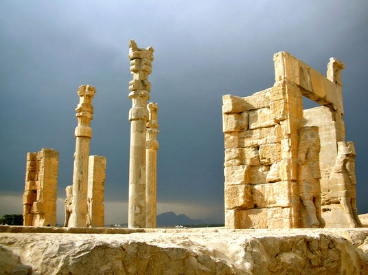 Etwa 40 km von Shiraz entfernt befinden sich die Ruinen der historischen Stadt Persepolis. Achäminidenkönig Darius der Große gründete die Stadt mit dem Namen Parseh etwa 518 v. Chr. Jenseits der Befestigungsmauer das Tor aller Länder.