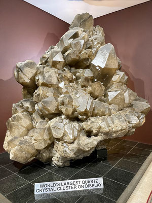In der Kristallgalerie findet man den größten ausgestellten Quarzkristall der Welt. Weiterhin funkeln in einer dunklen Höhle prächtige Halbedelsteine um die Wette - sehenswert. 